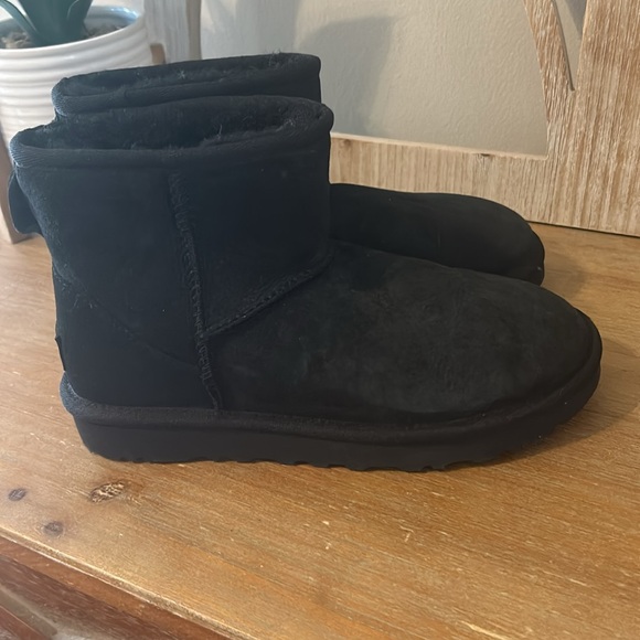 UGG Short Black Boots Size 6 Preowned - Picture 6 of 13